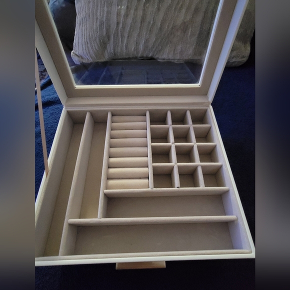 Elegant White Jewelry Organizer - Picture 2 of 9